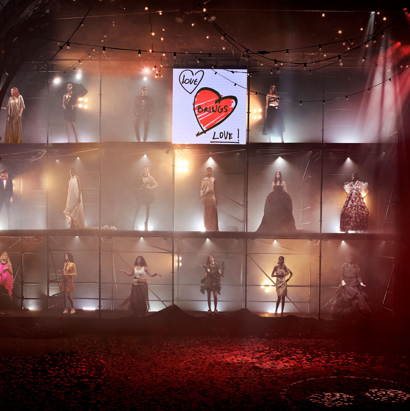 巴黎时尚周闭幕秀，45组设计师联手秀45 top fashion designers present "Love Brings Loves