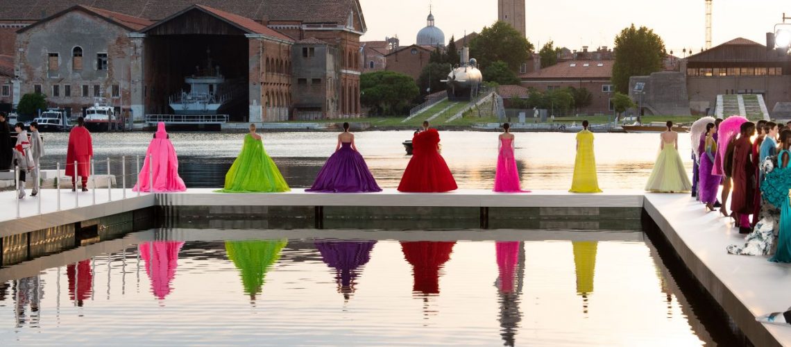 华伦天奴高级定制秋冬2021/2022Valentino Haute Couture Fall Winter 2021/2022 in Venice  is simply stunning